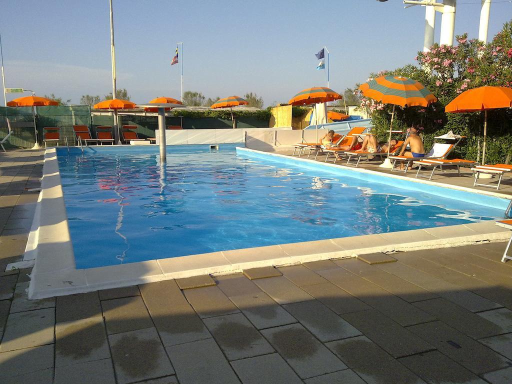 Hotel Emma Nord Rimini Buitenkant foto