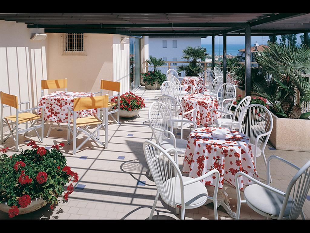 Hotel Emma Nord Rimini Buitenkant foto
